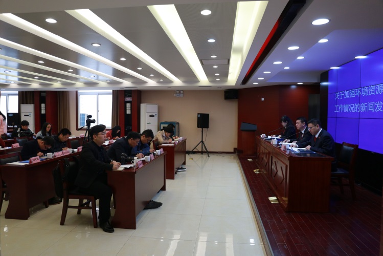宜昌,古称夷陵,因水至此而夷,山至此而陵得名,扼长江三峡东口,是长江葛洲坝水电站和三峡水电站的所在地。这里风景秀丽,森林矿产资源丰富,拥有多个国家5A级景区,也是中华鲟的主要栖息地。记者了解到,近年来宜昌中院剑指环境污染,打出组合拳,打响立体战,2015年至今,宜昌全市两级法院已经受理755件环境资源案件,审结729件,收同比增幅30.