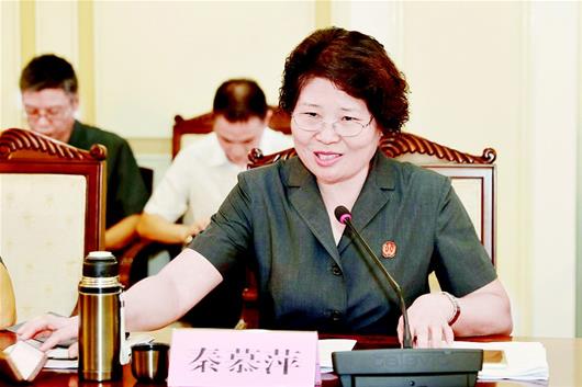 图为:武汉市中级人民法院党组副书记,副院长秦慕萍图为:法院"秋季猎赖