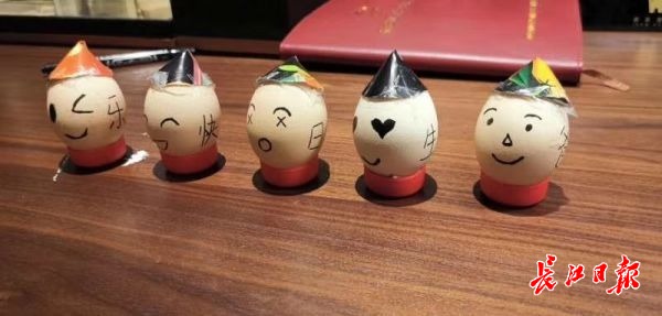 河南女护士5个鸡蛋遥祝父亲生日,父亲却收到来自武汉的鲜花祝福